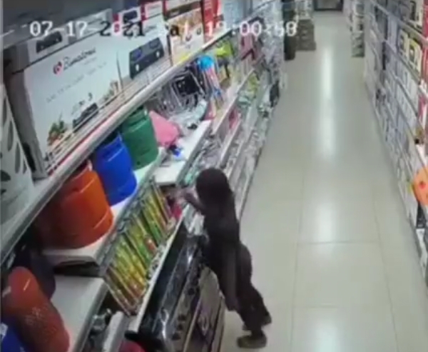 Video of Ebeano Supermarket set on fire by 9 year old girl
