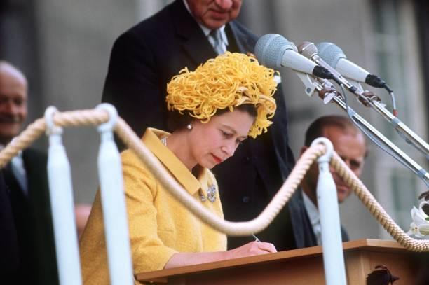 The Queen and Decent Dressing - 25 Photos of Queen Elizabeth ii Fashion Ideas 